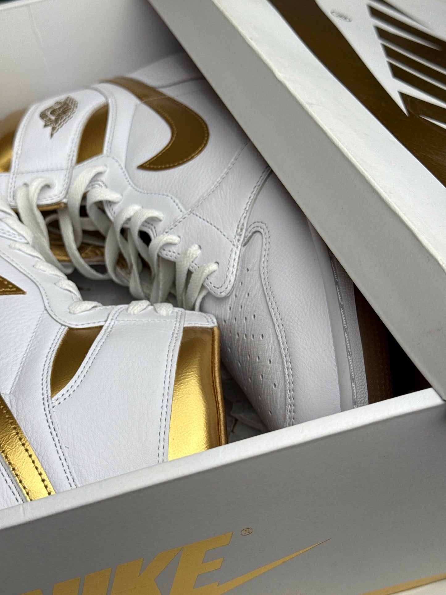 Air Jordan 1 High OG WMNS Metallic Gold