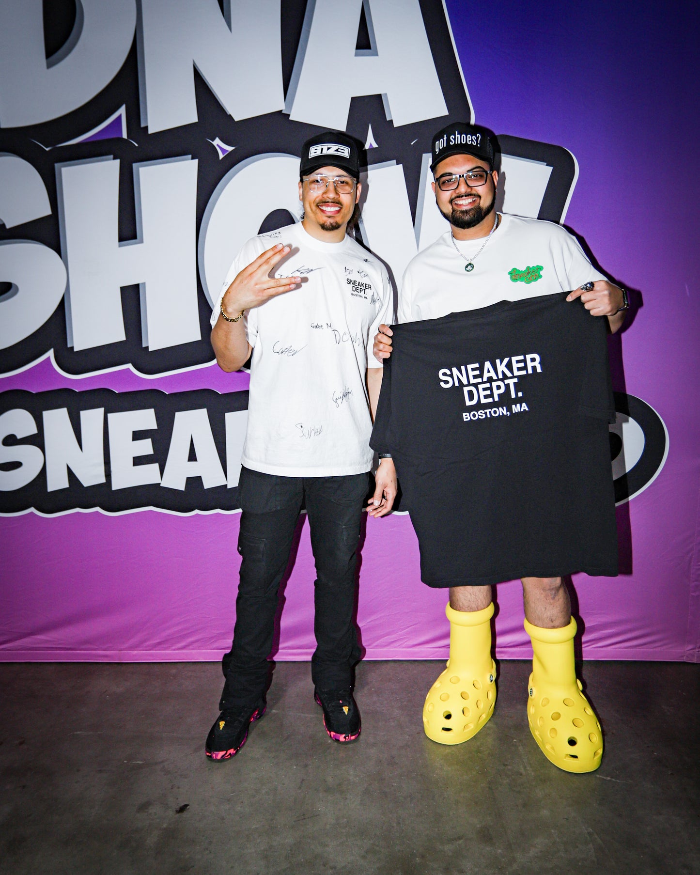 SNEAKER DEPT. BOSTON - BLACK TEE