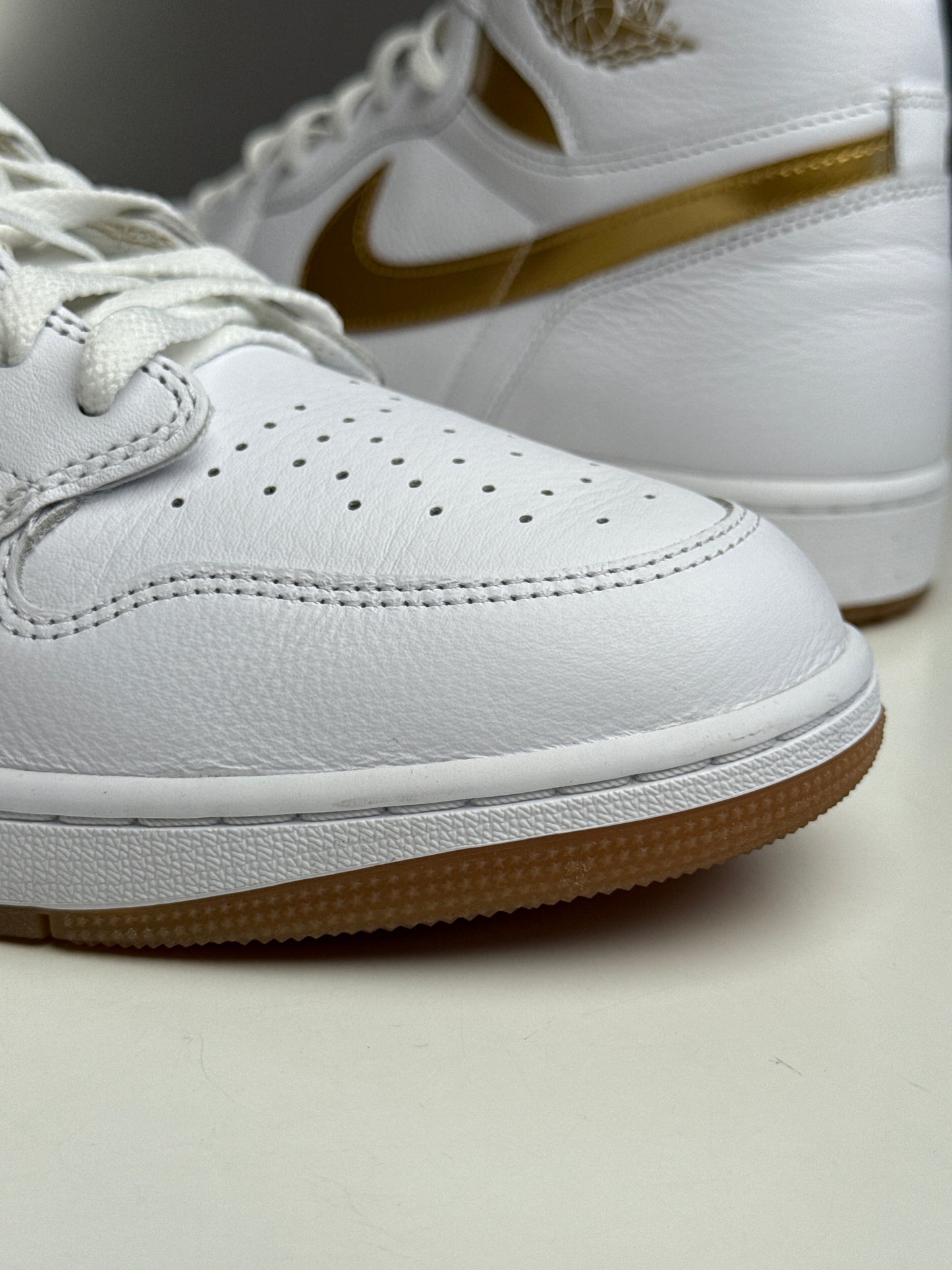 Air Jordan 1 High OG WMNS Metallic Gold