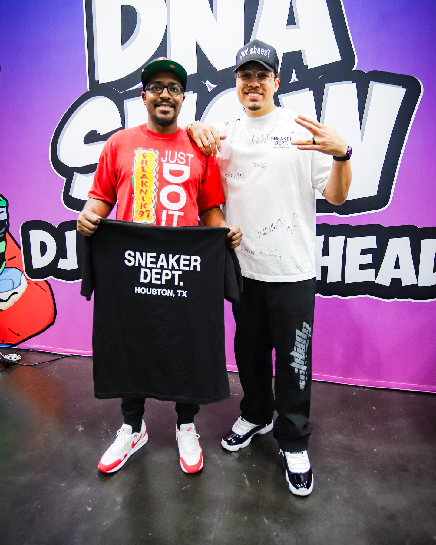 SNEAKER DEPT. HOUSTON - BLACK TEE