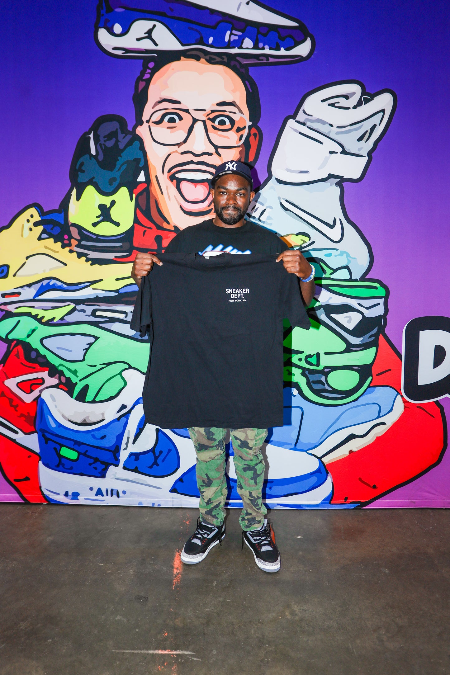 SNEAKER DEPT. NEW YORK - BLACK TEE