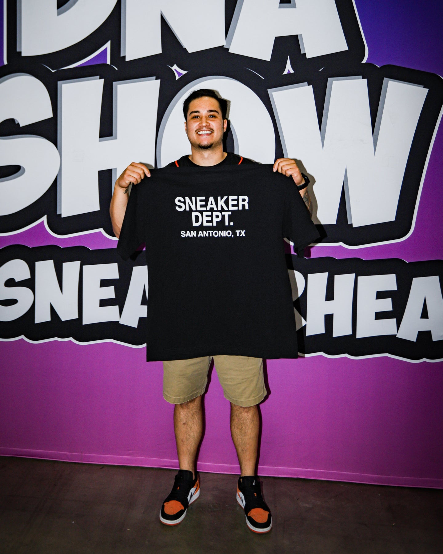 SNEAKER DEPT. SAN ANTONIO - BLACK TEE